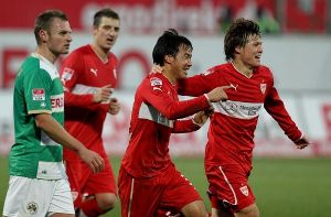 Der VfB Stuttgart siegte dank eines Tores von Shinji Okazaki(Mitte) bei Greuther Fürth mit 1:0. Foto: dpa