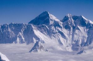16 Menschen kamen vor fünf Tagen bei dem Lawinenunglück am Mount Everest ums Leben. Nun haben zahlreiche internationale Expeditionen ihren Aufstieg abgebrochen.  Foto: dpa
