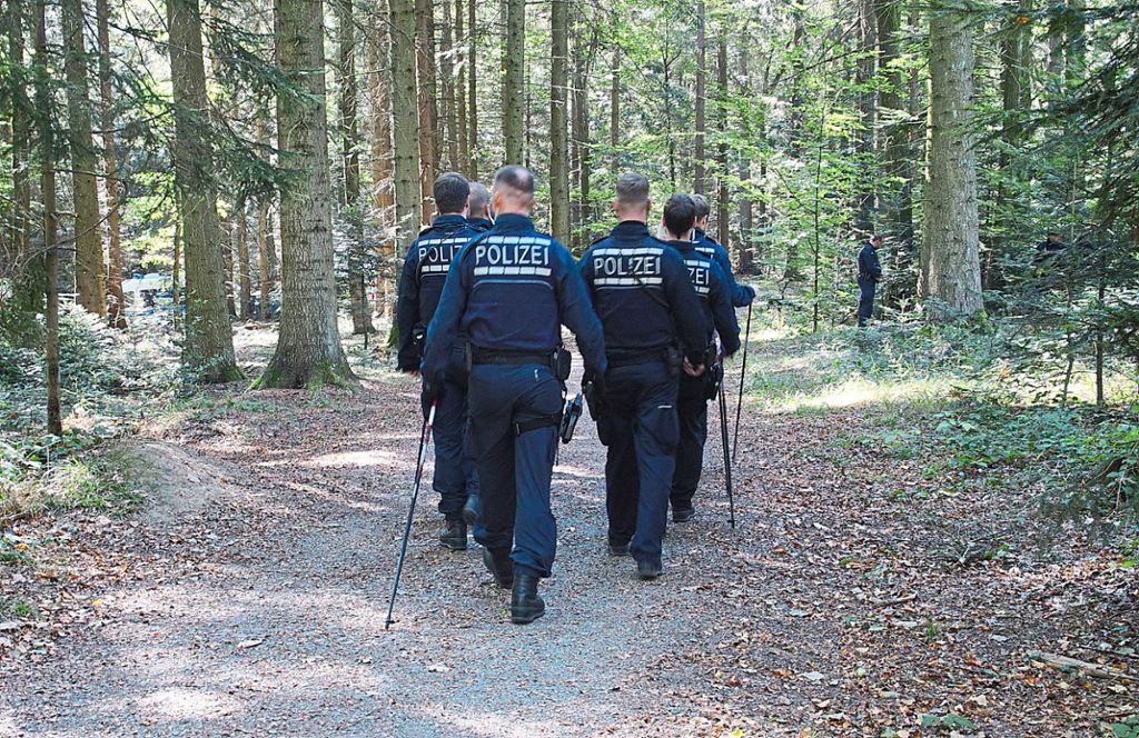 Die Polizei sucht weiterhin den Wald um den Fundort der Leiche ab.