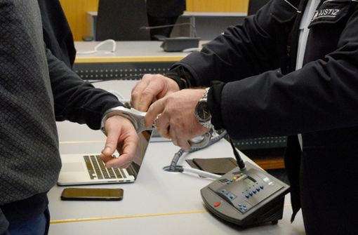 Ein Justizwachtmeister nimmt einem Angeklagten die Handschellen ab. 340 sicherheitsrelevante Vorkommnisse gab es 2021 an Gerichten in Baden-Württemberg. Foto: Puchner