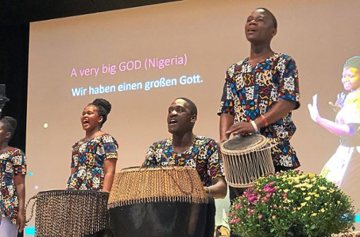 Mit Trommeln und Gesang verbreiten die Global Voices aus Uganda Lebensfreude. Foto: Zabota