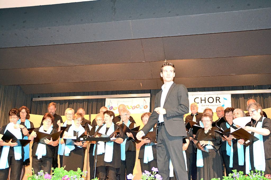 Die Chorgemeinschaft Deißlingen unter der Leitung von Chorleiter Luca Rodrigues.  Fotos: Reinhart