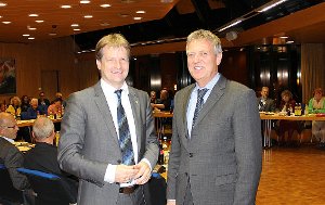 Der neue Schulleiter der Kaufmännischen Schule, Roland Plehn (rechts), mit Landrat Günther-Martin Pauli. Foto: Landratsamt