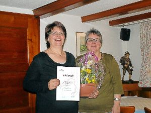 Für 20 Jahre aktives Mitwirken dankt die Vorsitzende der Landfrauen Mistelbrunn Erika Maier (rechts) Mitglied Irmgard Ruf (links).   Foto: Matuschke Foto: Schwarzwälder-Bote