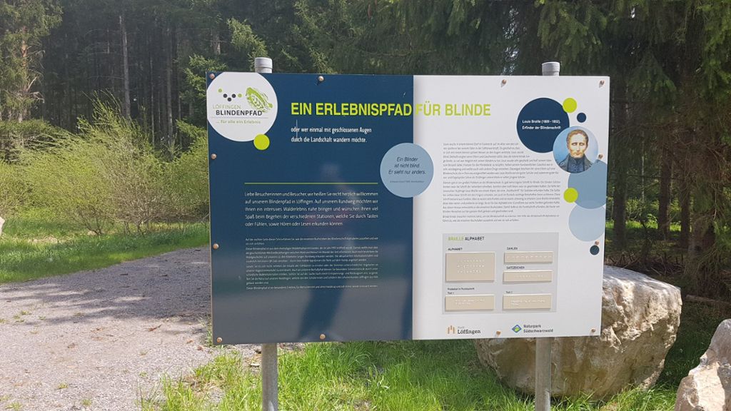 Der Rundgang beim Blindenpfad in Löffingen beginnt mit Informationen zum Projekt.