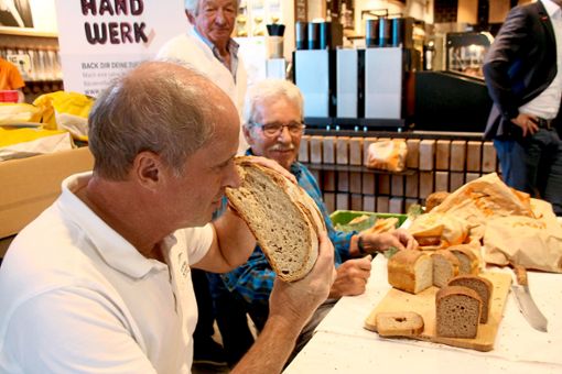 Die Nase isst mit. Brotprüfer  Manfred Stiefel bei der Arbeit in Freudenstadt.  Foto: Rath Foto: Schwarzwälder Bote