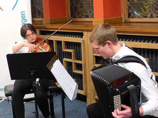 Zwei junge Musiker lassen ihr Talent hören: Die Geigerin Michelle Brosel und der Akkordeonist Vincent Löbner. Foto: Kouba Foto: Schwarzwälder Bote