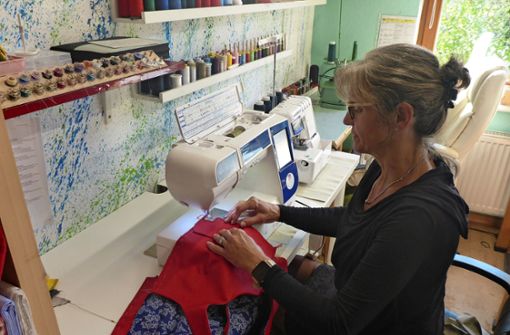 Heike Petsch freut sich schon darauf, im Pop-Up-Store ihr Nähhandwerk präsentieren zu können. Foto: Stadt Furtwangen