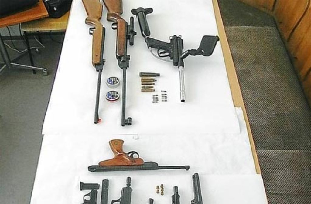 Ein Spezialeinsatzkommando der Polizei stellte am 12. März 2010 diese Schusswaffen und Messer bei einer Hausdurchsuchung in einem Blumberger Stadtteil sicher.  Foto: Polizei
