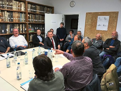 Kritische Fragen musste sich Bürgermeister Ralph Zimmermann (hinten, Dritter von links) in der Ahldorfer Ortschaftsratssitzung anhören. Foto: Lück Foto: Schwarzwälder-Bote