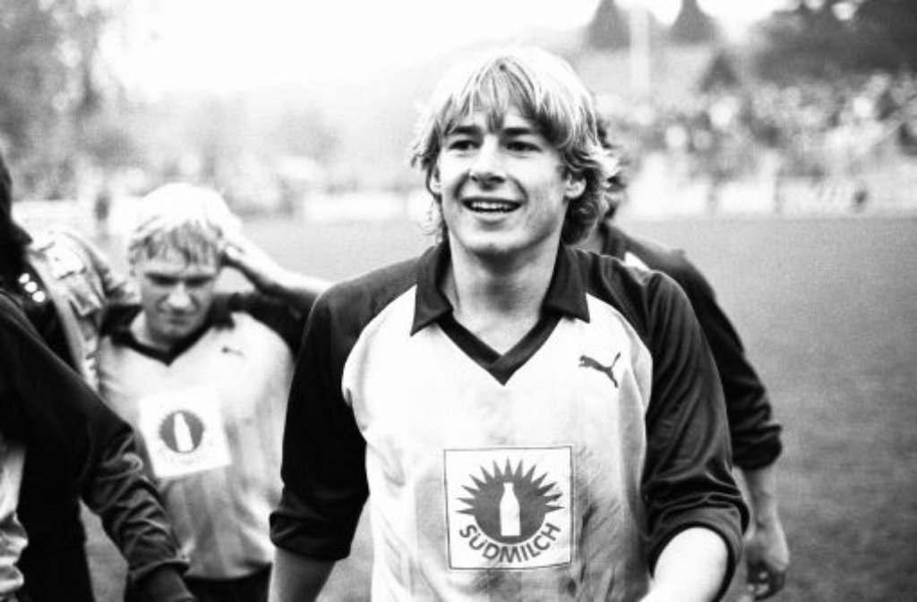 Weltmeister, Europameister, Torjäger in fast allen großen europäischen Top-Ligen. Jürgen Klinsmann war einer der besten Stürmer, der je in der deutschen Nationalmannschaft gespielt hat. Aber natürlich hat Klinsi auch mal kleiner angefangen. Damals bei den Stuttgarter Kickers. Insgesamt trug Klinsmann...