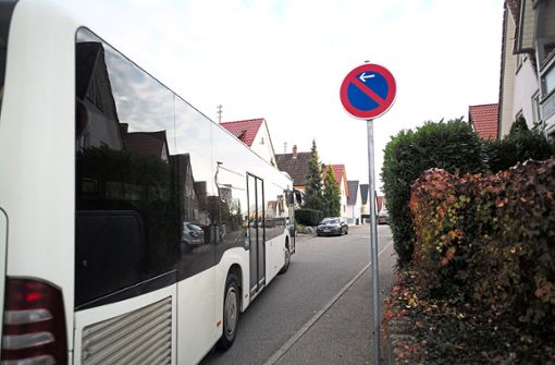 Bitte Platz: Ein Linienbus fährt von der Heselwanger- in die Zeppelinstraße ein. Anwohner kritisieren, dass ihre Straße im Zuge der neuen Linienführung eine Rennstrecke sei. Foto: Maier