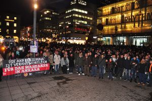 Rund 300 Menschen bekundeten am Freitag in Stuttgart erneut ihre Solidarität mit der kurdischen Minderheit in der Türkei. Foto: Andreas Rosar Fotoagentur-Stuttgart
