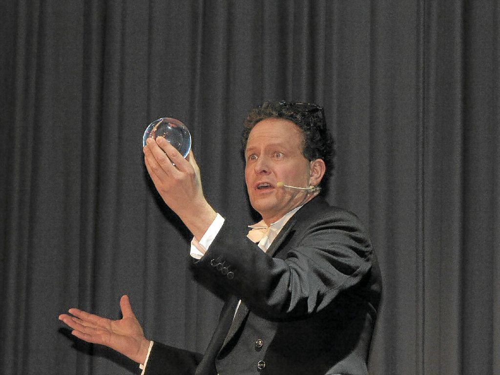 Was sagt die Kristallkugel? Verblüffende Illusionen und eine unterhaltsame Bühnenshow boten die Magier in Bisingen. Foto: Rager Foto: Schwarzwälder-Bote