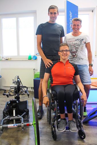 Um Rouven Ackermann und sein Sportgerät kümmern sich mit Marcus Bangert und Dietmar  Krenz (hinten von links) die Gründer und Vorstandsmitglieder von Pro Handicap-Sports.  Foto: asa