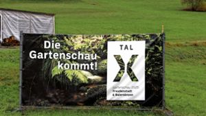 „Die Gartenschau kommt!“ heißt es auf Bannern, wie hier in Baiersbronn. Im Gemeinderat wurde nun der aktuelle Sachstand vorgestellt. Foto: Dirk Haier