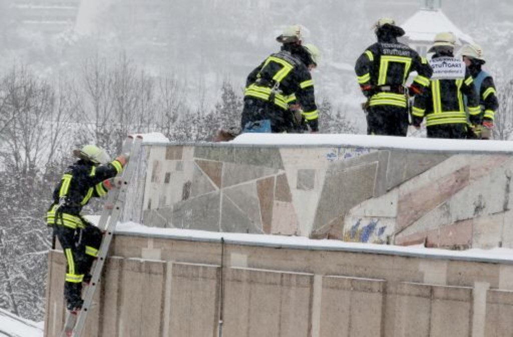 Die Feuerwehr räumt den Schnee vom Dach der Liederhalle. Foto: Kraufmann