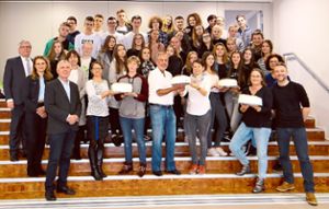 Die Austauschschüler aus Polen mit ihren Gastgebern, Lehrern und den Schwarzwälder Kirschtorten. Foto: Schule Foto: Schwarzwälder-Bote