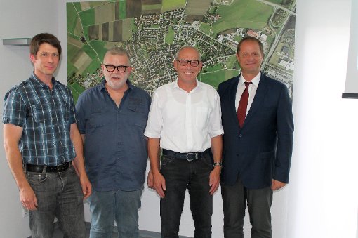 Aus dem Tuninger Gemeinderat verabschiedet wurden nach langjähriger Zugehörigkeit durch Bürgermeister Jürgen Roth (rechts): Peter Kreutter (von links), Roland Vogel und Ulrich Kunz.  Foto: Bieberstein Foto: Schwarzwälder-Bote