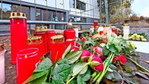 Bereits in der Nacht auf Freitag haben Menschen begonnen, Kerzen und Blumen an den abgesperrten Eingang der Waldbachschule in Offenburg zu legen. Foto: Armbruster