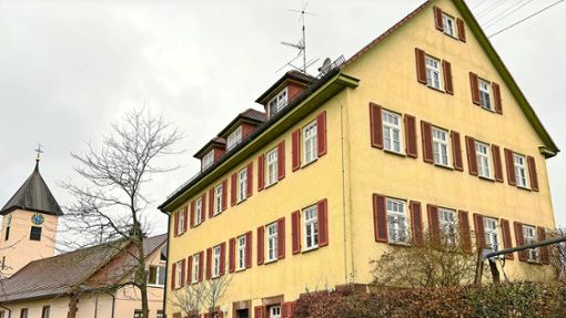 Im alten Schönbronner Schulhaus wird weiterer Wohnraum geschaffen. Foto: Priestersbach
