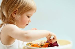 Nach etwa zehnmal Anbieten, essen Kinder Experten zufolge fast alles Foto: Fotolia