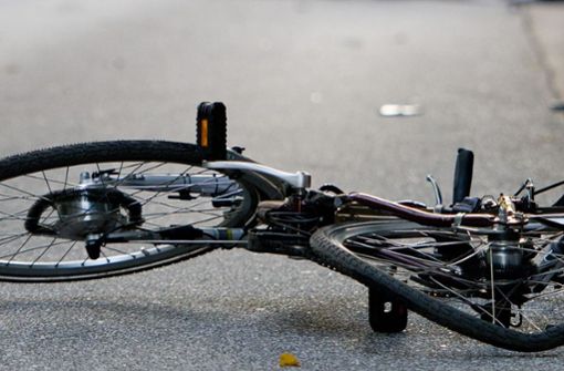 Ein 74 Jahre alter Fahrradfahrer ist in Schwenningen von einem Auto angefahren und schwer verletzt worden. (Symbolbild) Foto: dpa
