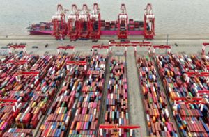 Von Kunden in Deutschland bestellte Ware steckt derzeit vielfach in Containern fest – etwa in einem Hafen von Shanghai (Bild) oder auf den Weltmeeren. Foto: dpa