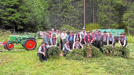 Stolz auf die Arbeit im Wald präsentierten sich die Rieswellenmacher  mit ihren Fahrzeugen und  unzähligen  Reisigwellen.  Foto: Verein Foto: Schwarzwälder-Bote