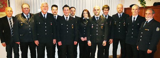 Groß war die Zahl der Feuerwehrmänner aus Onstmettingen, die bei der Hauptversammlung befördert und für lange Treue geehrt worden sind. Foto: Eyrich Foto: Schwarzwälder-Bote