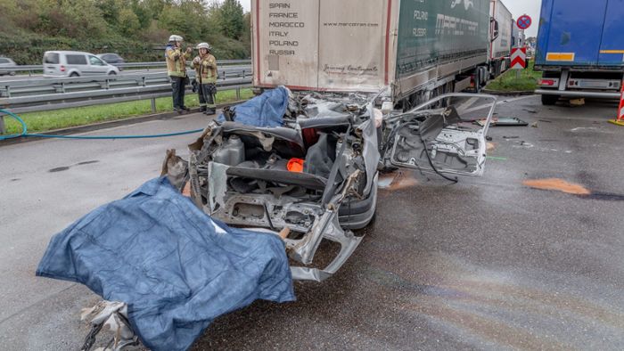 Unfall an der A5: Autofahrer rast unter geparkten Sattelzug und stirbt