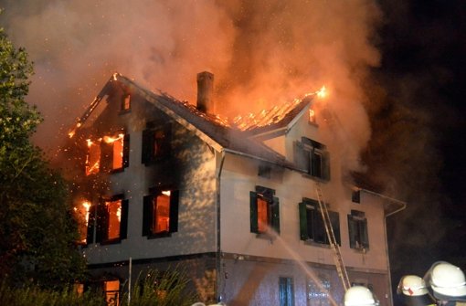 Ein leerstehendes Gebäude, in dem Asylbewerber unterkommen sollten, steht am 24. August 2015 in Weissach im Tal voll in Flammen. Foto: dpa