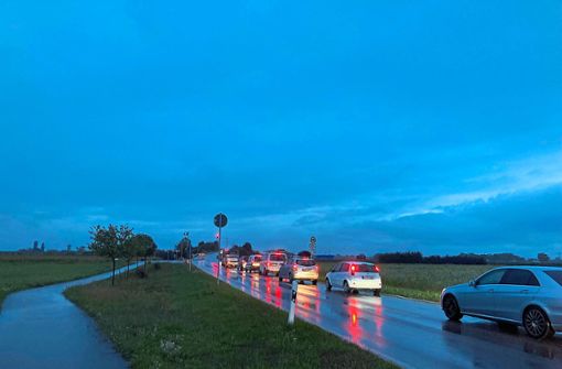 Zahlreiche Autos stauen sich zu den Pendlerzeiten – hier morgens um 7 Uhr – an der neu installierten Ampel bei der Autobahnbrücke zwischen Schuttern und Kürzell. Foto: Bohnert-Seidel