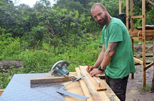 Michael Bader ist in Malawi nicht nur Bauleiter, sondern packt selbst mit an. Foto: Michael Bader