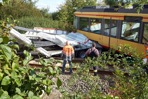 Zugunglück in Horb: Beim Bahnübergang Talheim ist am Donnerstag eine Regionalstadtbahn mit einem Lkw zusammengestoßen. Acht Menschen wurden verletzt. Zum Artikel  Foto: Lück