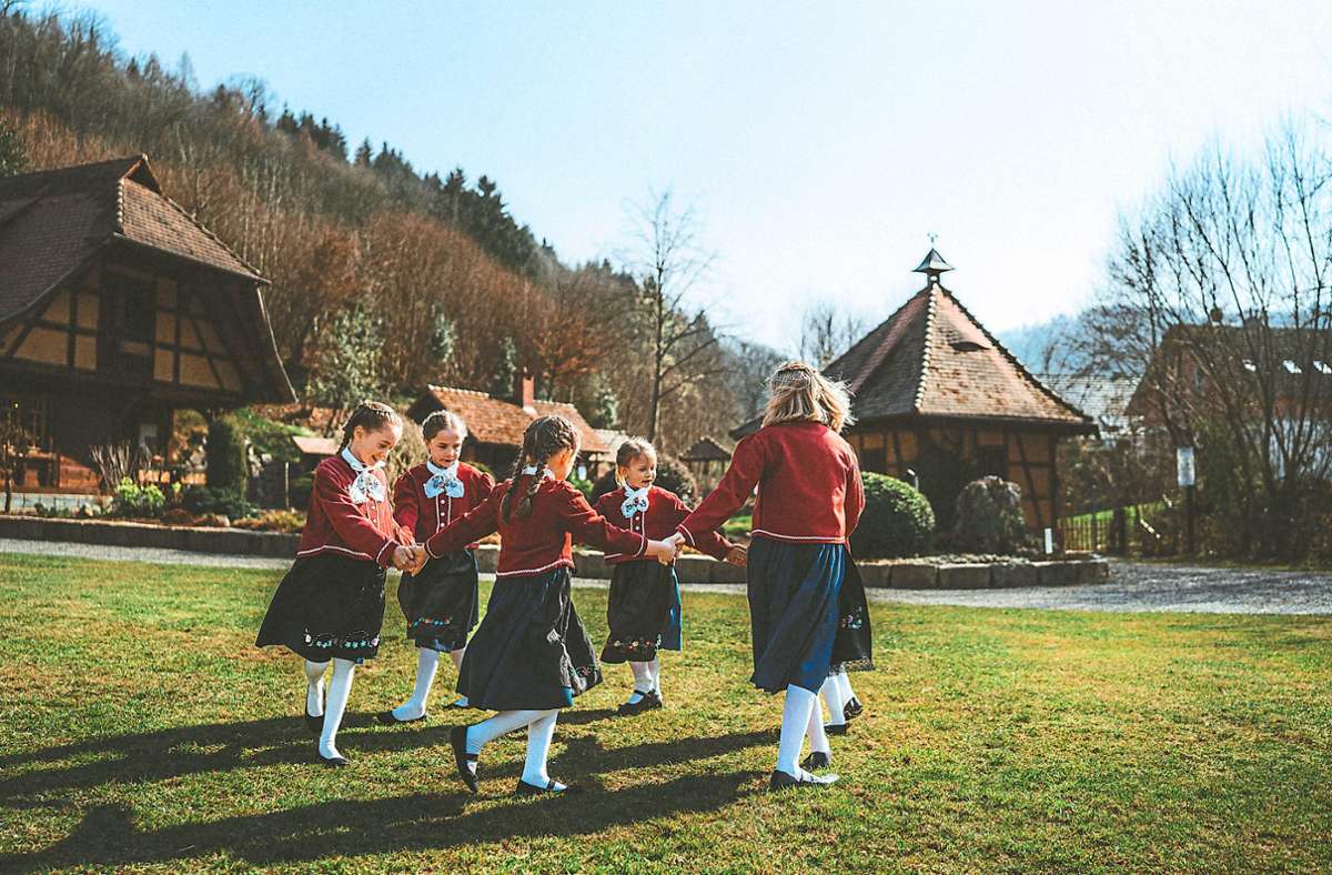 Auch die Jüngsten lernen traditionelle Tänze und tragen die Tracht der Volkstanzgruppe Quelle: Unbekannt