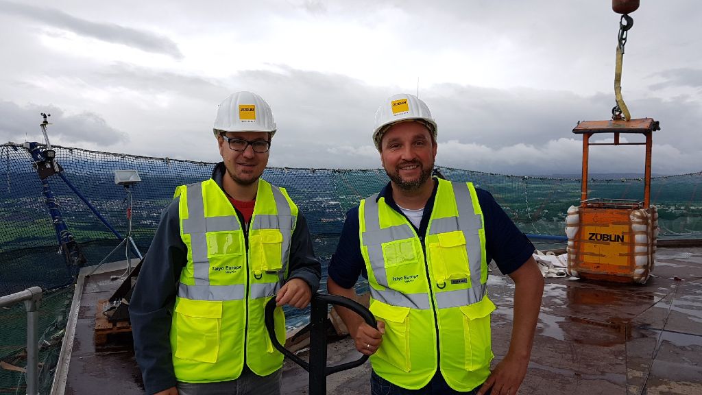 Bei der Baustellenführung am Test-Turm in Rottweil durften Frank Campos (rechts) und Nils Horst auf die Arbeitsplattform in 157 Meter Höhe. Foto: Horst