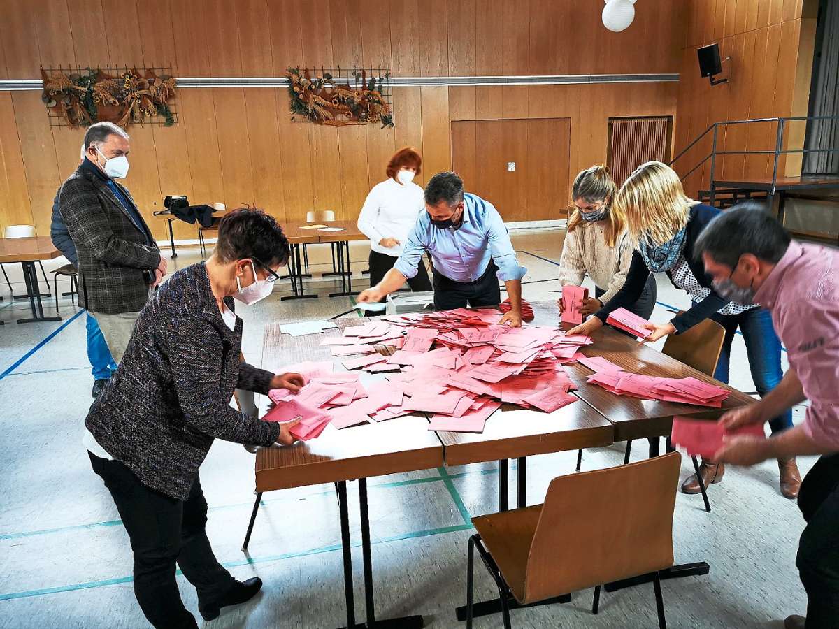 Jede Menge Briefwahlumschläge müssen die Wahlhelfer beim Bürgerentscheid zum Ackerloch in Unterkirnach zunächst prüfen und dann die Stimmen auszählen.