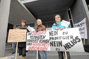 Schwesternschülerinnen demonstrieren vor der Kreistags-Sitzung für den Erhalt des Krankenhauses in der Fünftälerstadt.  Foto: Kienzler