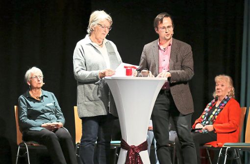 Nanni Fingerhut (links) moderierte die Lesung von (hier auf dem Bild) Susanne Humbeil, Mario Gotterbarm und Connie Hildebrandt-Büchler (rechts). Foto: Hofmann