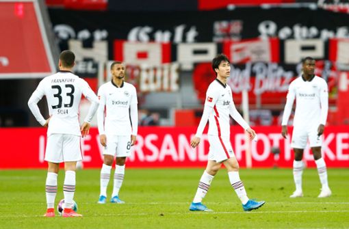 Enttäuschte Frankfurter nach der Niederlage gegen Leverkusen. Foto: dpa/Thilo Schmuelgen