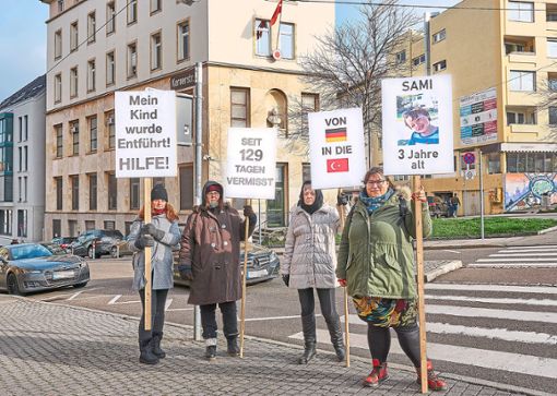 Christina Coskun, Alexandra Gunne, Margit Hauschild und Nicole Merz demonstrieren vor dem türkischen Generalkonsulat in Stuttgart, um auf den Fall des entführten dreijährigen Samis aufmerksam zu machen. Foto: Lück
