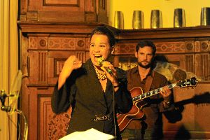 Hammond-Jazz-Night in  bunten Herbstfarben mit Sängerin Lilly Thornton. Foto: Ziechaus Foto: Schwarzwälder-Bote