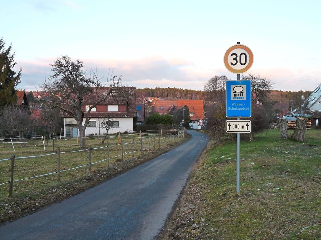 Tempo 30 gilt bereits von Oberreichenbach kommend nach Eberspiel hinein. Foto: Selter Gehring
