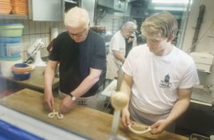 Bundespräsident Frank-Walter Steinmeier besucht  in Rottweil die Bäckerei Mink – und lässt sich zeigen, wie man Brezeln richtig schwingt. Foto: dpa/Denzel, Jesco