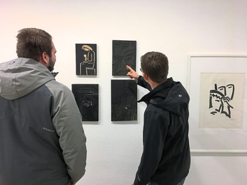 Die Schüler Alexander Ph. Goetz und Marc Hölle begutachten die ausgestellten Werke von Werner Gothein. Foto: Feintechnikschule Foto: Schwarzwälder Bote