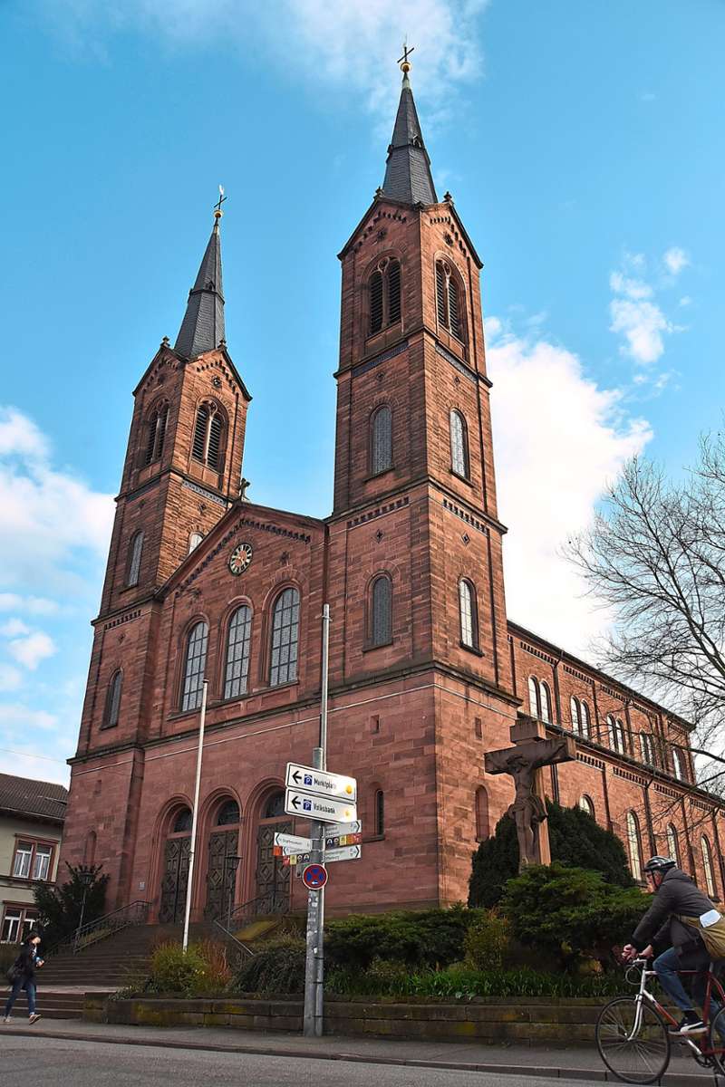 Die Kirche Peter und Paul in der Lotzbeckstraße: Ein Unbekannter drohte, das Gotteshaus in die Luft zu sprengen und den Mesner umzubringen.