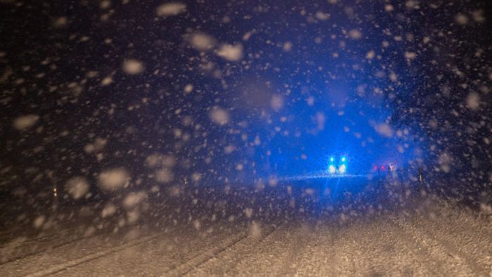 Mehrere Unfälle auf glatten und schneebedeckten Straßen