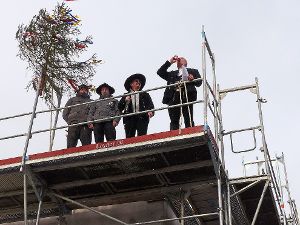 Zimmermeister Martin Frey mit seinen Kollegen beim  Richtspruch auf dem Dach des Unterstützungszentrums.  Foto: Breitenreuter Foto: Schwarzwälder-Bote