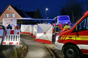 Zwei Busse stehen nach dem tragischen Unfall auf der Straße in Rottenburg-Dettingen. Ein Busfahrer ist von seinem eigenen Fahrzeug eingeklemmt worden und ums Leben gekommen. Foto: Jürgen Meyer/dpa